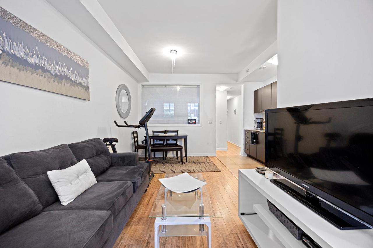 Апартаменти Beautiful Townhouse Near Yorkdale Mall, Wilson Subway Торонто Екстер'єр фото