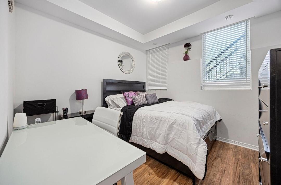 Апартаменти Beautiful Townhouse Near Yorkdale Mall, Wilson Subway Торонто Екстер'єр фото